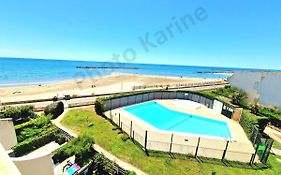 Appartement 1ere ligne piscine terrasse au bord de la plage front de mer avec 6 vélos